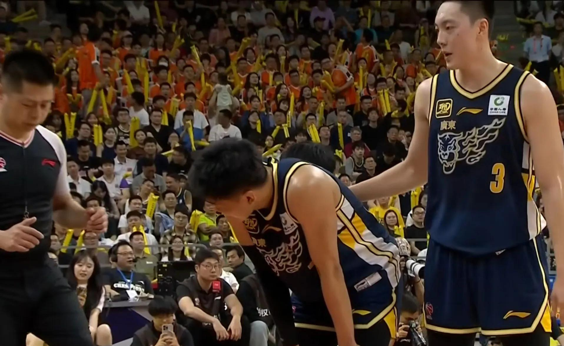 爱游戏体育app下载关于加时末段NBA总决赛焦点战，广东宏远绝杀压哨，气氛紧张，年轻球员得到机会的信息